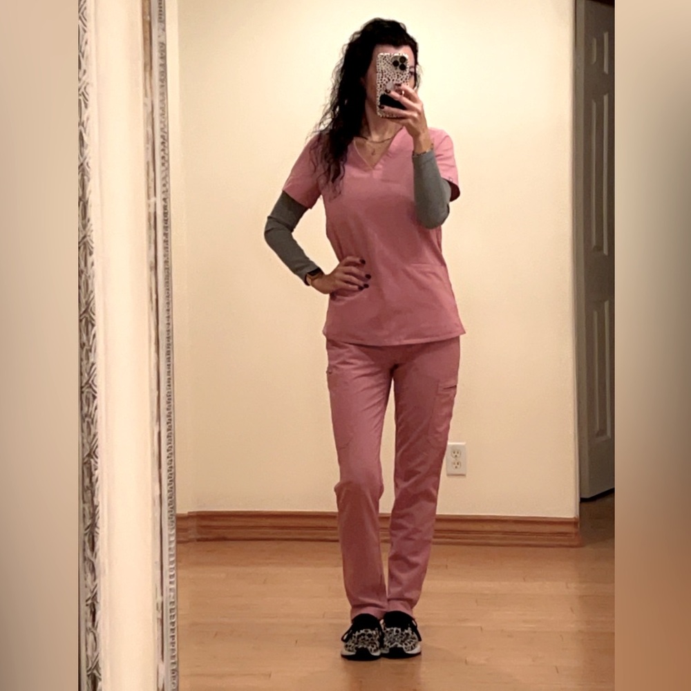 FIGS chalk pink 🩷Casma Scrub Top XS, YOLA pants XS